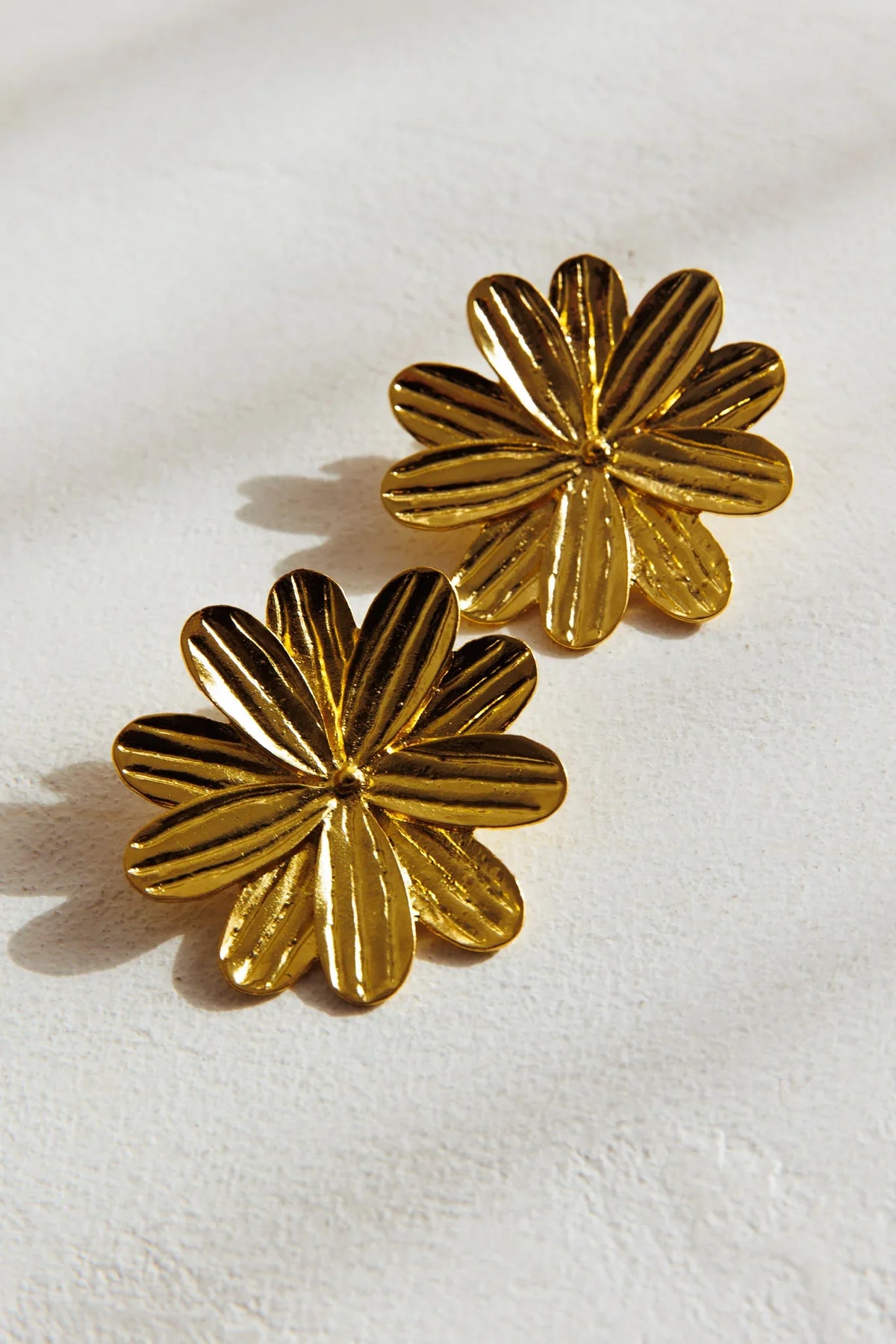 Lucid Drop Flower Earrings Gold