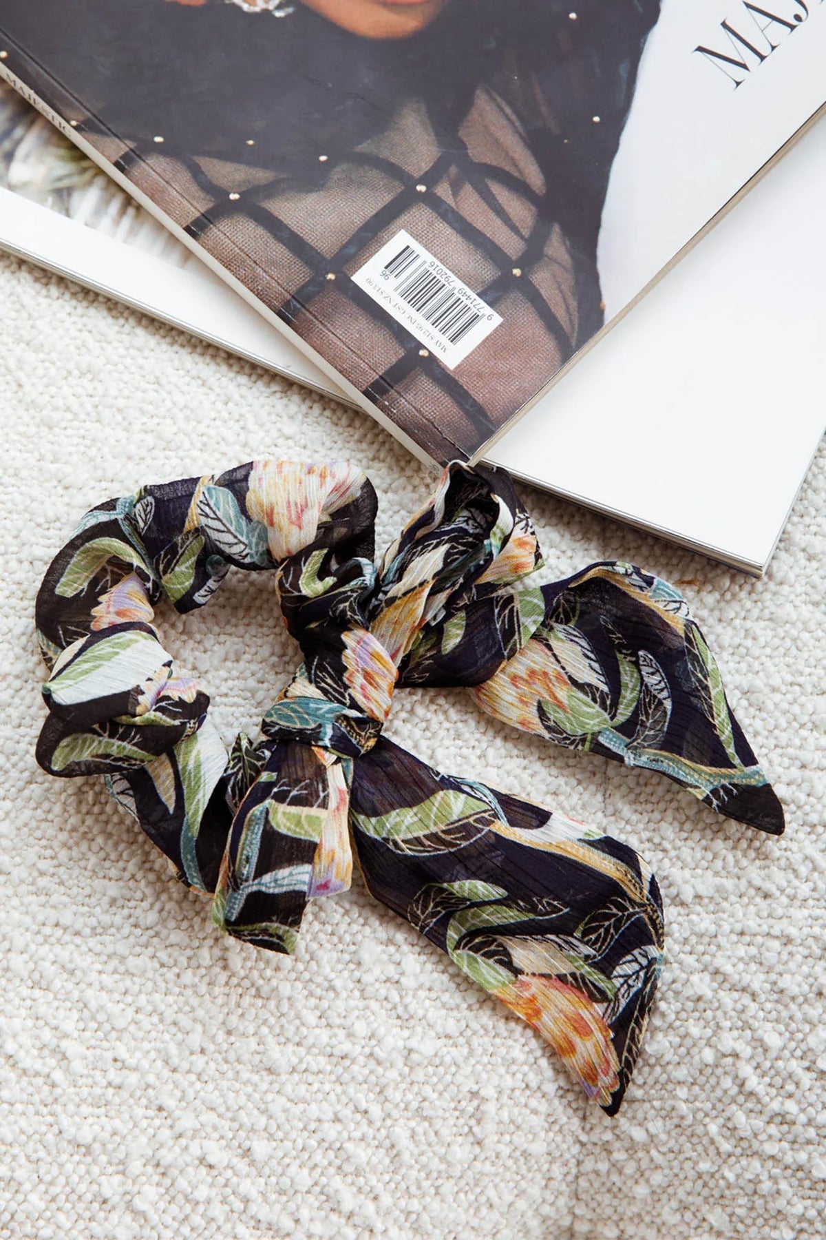 Bow Scrunchie Banksia Black