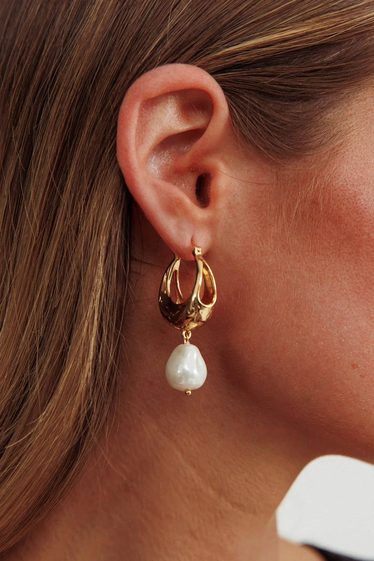 Serotonin Drop Pearl Earrings Gold